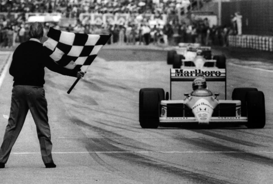 Gran Premio di San Marino a Imola: il Primo maggio del 1988 Ayrton Senna, passato alla McLaren, tagli vittorioso il traguardo. Dietro di lui sullo sfondo il compagno di colori Prost. Esattamente sei anni dopo il campione brasiliano su questa pista subir un incidente mortale (Ansa)